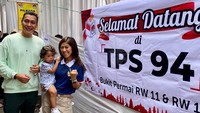 Ditemani Anak-Suami, Menkomdigi Meutya Nyoblos di TPS Cibubur