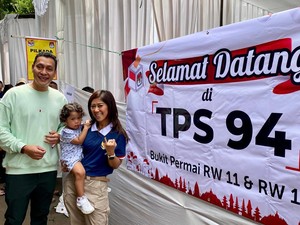 Ditemani Anak-Suami, Menkomdigi Meutya Nyoblos di TPS Cibubur