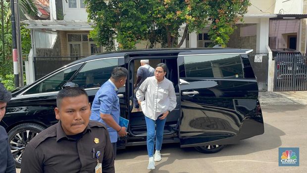 Menteri Keuangan Sri Mulyani menggunakan hak pilihnya dalam Pilkada Pemilihan umum kepala daerah Jakarta. (CNBC Indonesia/Romys)