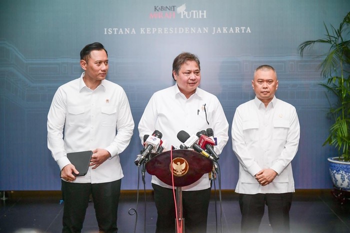 Menteri Koordinator Bidang Perekonomian Airlangga Hartarto dalam Keterangan Pers Usai Rapat Terbatas terkait KEK dan PSN di Istana Kepresidenan, Selasa (26/11),