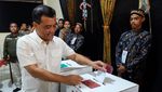Momen Ahmad Luthfi Nyoblos di TPS 01 Sumber Solo