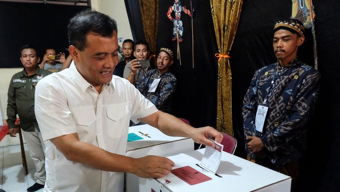 Momen Ahmad Luthfi Nyoblos di TPS 01 Sumber Solo Cagub Jawa Tengah Ahmad Luthfi menggunakan hak suaranya di TPS 1 Kelurahan Sumber, Kecamatan Banjarsari, Kota Solo. Luthfi optimistis dapat memenangi pilgub.