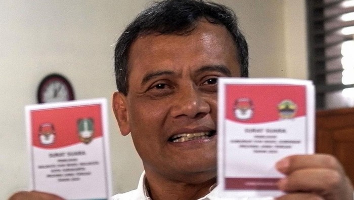 Cagub Jawa Tengah Ahmad Luthfi menggunakan hak suaranya di TPS 1 Kelurahan Sumber, Kecamatan Banjarsari, Kota Solo. Luthfi optimistis dapat memenangi pilgub.