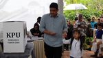 Momen Bobby Nyoblos Bareng Keluarga