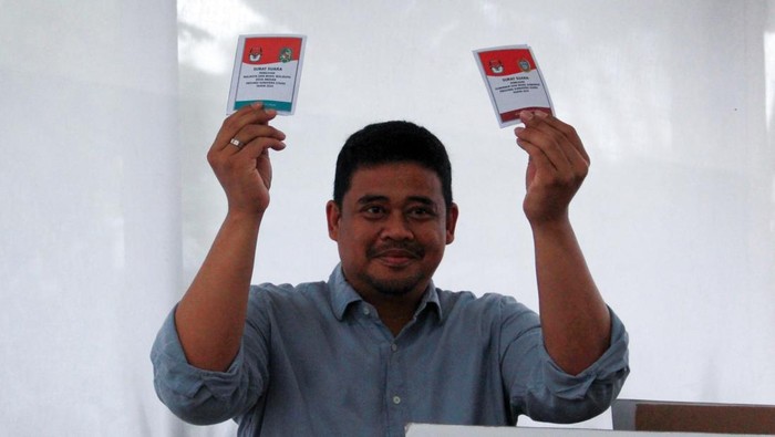 Momen Bobby Nyoblos Bareng Keluarga Calon Gubernur Sumatera Utara Bobby Nasution menunjukan surat suara sebelum melakukan pencoblosan di TPS 15, Kompleks Tasbih, Kecamatan Medan Selayang, Medan, Sumatera Utara, Rabu (27/112024). Pilgub Sumatera Utara diikuti dua pasangan calon gubernur dan calon wakil gubernur, yakni Bobby Nasution/Surya dan Edy Rahmayadi /Hasan Basri Sagala.ANTARA FOTO/Yudi Manar/wpa.