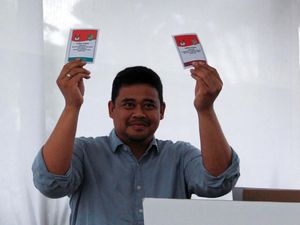 Momen Bobby Nyoblos Bareng Keluarga