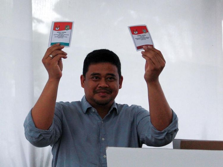 Momen Bobby Nyoblos Bareng Keluarga