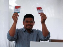 Momen Bobby Nyoblos Bareng Keluarga