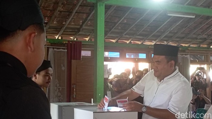 Momen Bupati Blora Arief Rohman usai mencoblos di TPS 05 Desa Seren, Kecamatan Banjarejo, Rabu (27/11/2024).