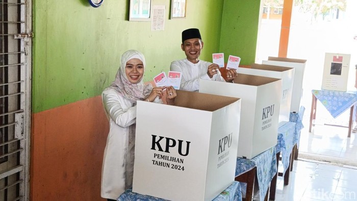 Momen calon petahana Demak nomor urut 02 Eistianah mencoblos di TPS 1 Jogoloyo, Kecamatan Wonosalam, Demak, Rabu (27/10/2024).