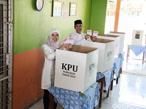 Cabup Petahana Demak Eistianah Nyoblos di TPS 1, Ikut Antre Bareng Warga