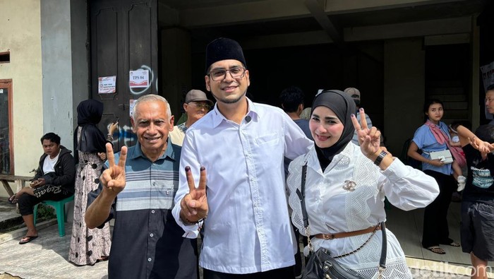 Momen Calon Wali Kota Sukabumi nomor urut 2, Bobby Maulana, nyoblos.