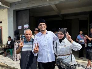 Momen Bobby Maulana Nyoblos Bareng Istri di Tanah Kelahirannya
