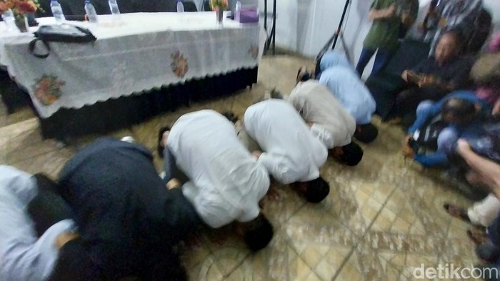 Momen Eman-Dena melakukan sujud syukur usai unggul di quickcount.
