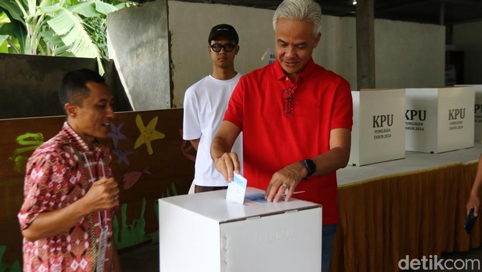 Momen Ketua DPP PDI Perjuangan Ganjar Pranowo dan keluarga nyoblos di Pilkada Sleman, Rabu (27/11/2024).