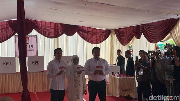 Momen Khofifah menyalurkan hak suaranya