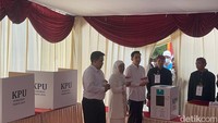 Khofifah tampak ditemani oleh dua putranya, Jalaluddin Mannagalli Parawansa dan Ali Mannagalli Parawansa.