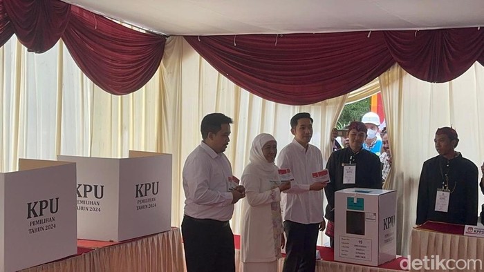 Momen Khofifah menyalurkan hak suaranya