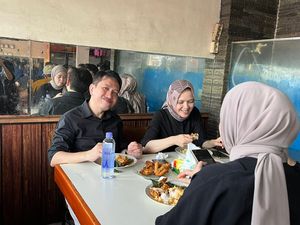 Momen Kun Wardana Makan Nasi Padang Bareng Keluarga Usai Nyoblos