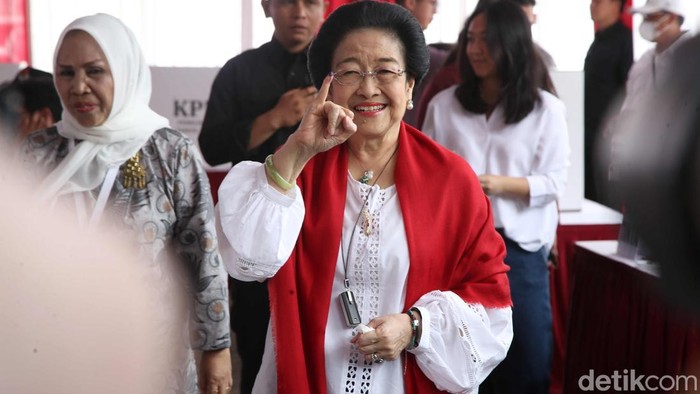 Presiden RI ke- 5 Megawati Soekarno Putri dan anaknya Puan Maharani mencoblos di TPS 024 kawasan Kebagusan, Jakarta Selatan, Rabu (27/11/2024). Turut hadir yang menemani ada Pramono Anung dan Rano Karno.