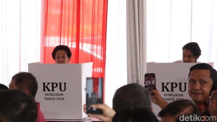 Momen Megawati dan Puan Pamer Kelingking Bertinta Usai Nyoblos Presiden RI ke- 5 Megawati Soekarno Putri dan anaknya Puan Maharani mencoblos di TPS 024 kawasan Kebagusan, Jakarta Selatan, Rabu (27/11/2024). Turut hadir yang menemani ada Pramono Anung dan Rano Karno.