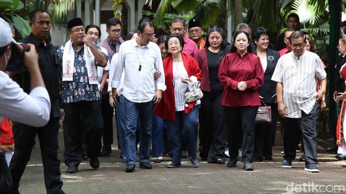 Momen Megawati dan Puan Pamer Kelingking Bertinta Usai Nyoblos Presiden RI ke- 5 Megawati Soekarno Putri dan anaknya Puan Maharani mencoblos di TPS 024 kawasan Kebagusan, Jakarta Selatan, Rabu (27/11/2024). Turut hadir yang menemani ada Pramono Anung dan Rano Karno.