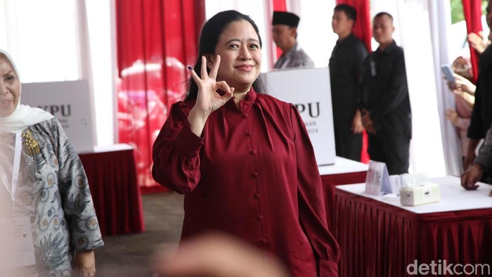 Momen Megawati dan Puan Pamer Kelingking Bertinta Usai Nyoblos Presiden RI ke- 5 Megawati Soekarno Putri dan anaknya Puan Maharani mencoblos di TPS 024 kawasan Kebagusan, Jakarta Selatan, Rabu (27/11/2024). Turut hadir yang menemani ada Pramono Anung dan Rano Karno.