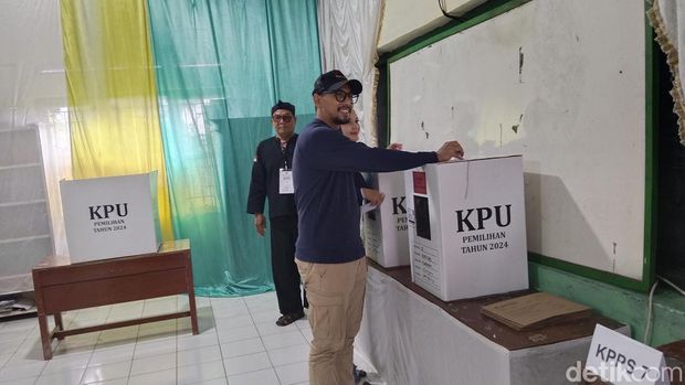 Momen paslon di Pilkada Kuningan mencoblos.