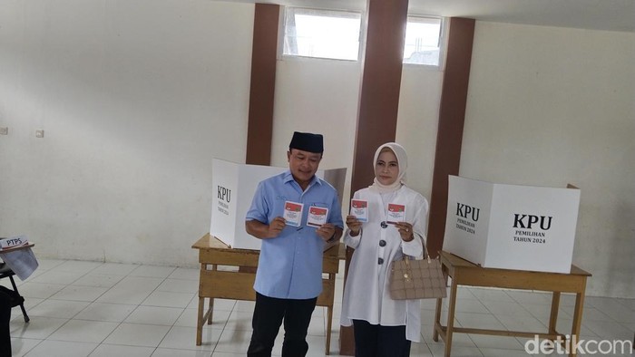 Momen paslon di Pilkada Kuningan mencoblos.
