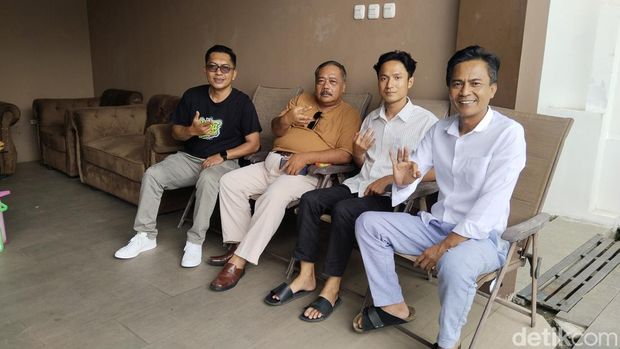 Momen paslon di Pilkada Kuningan mencoblos.