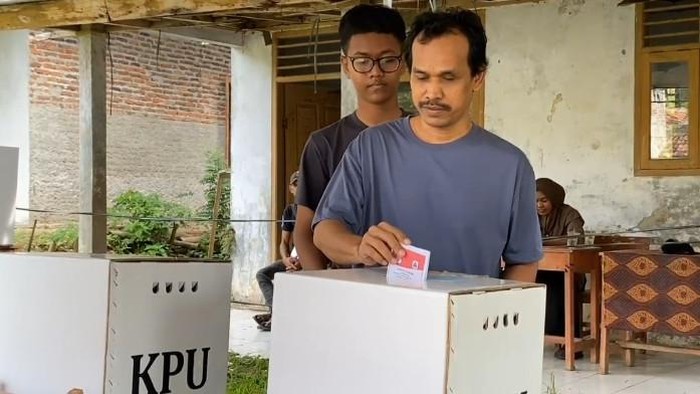 Momen penyandang disabilitas menyalurkan hak pilih di Pilkada 2024 di Lebak (Fathul/detikcom)