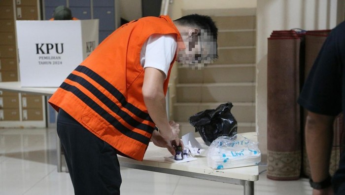 Momen tahanan KPK tetap kenakan rompi oranye saat nyoblos di Pilkada 2024 (dok.KPK)