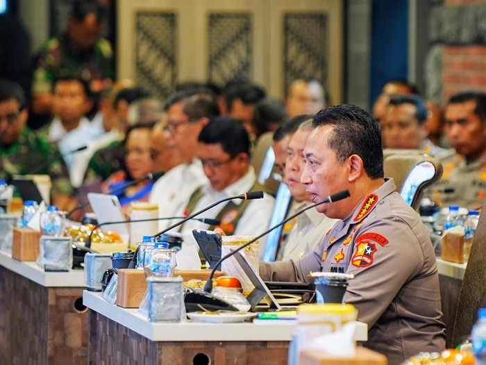 Monitoring dan rapat pilkada serentak dipimpin Menko Polkam Budi Gunawan di Subden Denma Mabes TNI, Jalan Merdeka Barat, Jakarta Pusat, Rabu (27/11/2024).