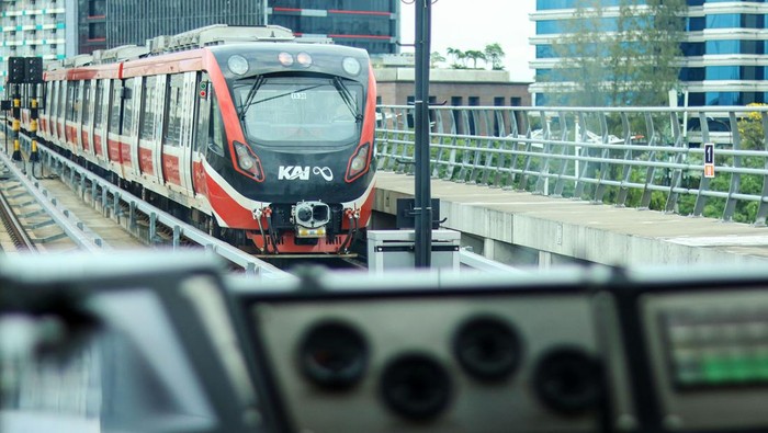 Sejumlah penumpang kereta api ringan atau Lintas Raya Terpadu (LRT) Jabodebek duduk di dalam gerbong saat melintas di kawasan Cawang, Jakarta, Rabu (27/11/2024). LRT Jabodebek memberlakukan tarif promo maksimal Rp10 ribu pada hari pelaksanaan Pilkada serentak 2024.