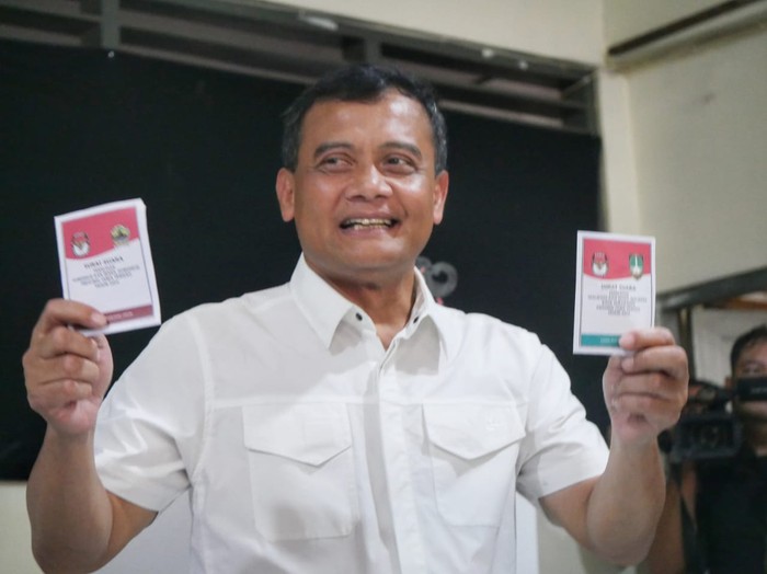 Pakai Kemeja Putih, Cagub Jateng Ahmad Luthfi Nyoblos di TPS 001 Sumber