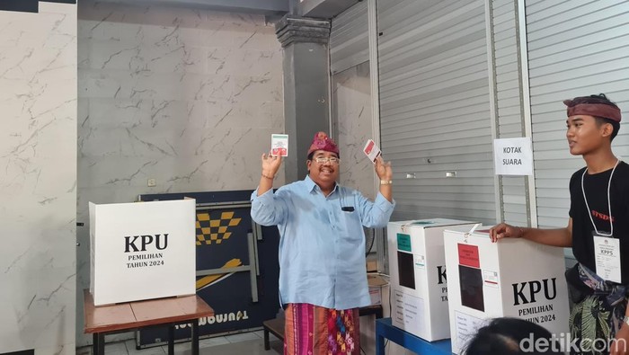 PAS mencoblos di TPS 9 Banjar Bumi Shanti, Dauh Puri Kelod, Rabu (27/11/2024). (Vincencia Januaria Molo)
