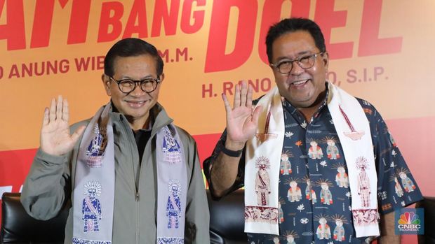 Pasangan Cagub dan Cawagub nomor urut 3 Pramono Anung-Rano Karno bergandengan tangan usai memberikan keterangan terkait hasil hitun cepat atau quick count di JS Luwansa, Jakarta, Rabu (27/11/2024). (CNBC Indonesia/Faisal Rahman)