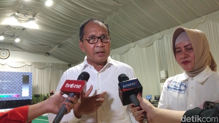 Pasangan calon gubernur dan wakil gubernur nomor urut 1, Mohammad Ramdhan Danny Pomanto di kediamannya usai mencoblos.