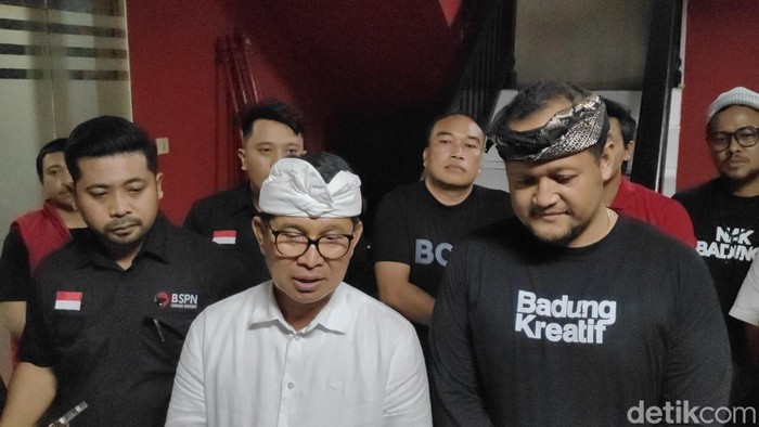Paslon bupati Badung Wayan Adi Arnawa-Bagus Alit Sucipta (Adi Cipta) saat ungkap hasil perolehan suara sementara Pilbup Badung 2024 di DPC PDIP Badung, Rabu (27/11/2024). (Agus Eka)