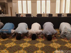 Sujud Syukur Jeje Govinda-Asep Ismail Usai Unggul Versi QC Pilkada KBB
