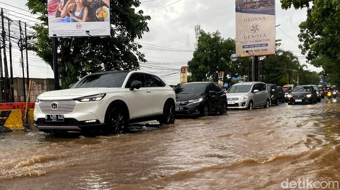 Penampakan banjir di Jalan Terusan Jakarta, Bandung.