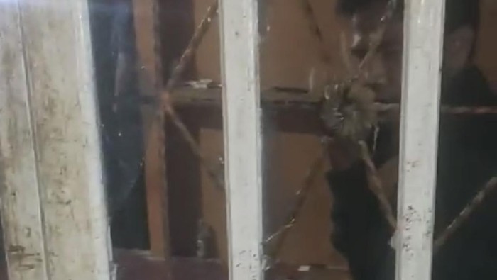 Penampakan kerusakan  rumah milik Boy Iswarmen akibat serangan orang tak dikenal (dok. Istimewa).