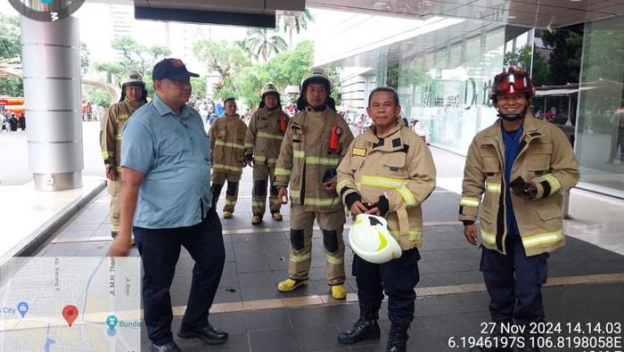 Penanganan asap tebal dari restoran di Mal Grand Indonesia (GI) sudah selesai. Asap tersebut diduga berasal dari korsleting listrik. (dok Dinas Gulkarmat DKI)