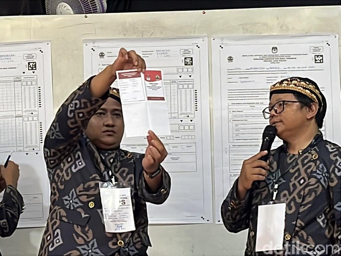 Penghitungan suara di TPS 01 Sumber, Kota Solo, tempat calon Gubernur Jateng nomor urut 01 Ahmad Luthfi mencoblos, Rabu (27/11/2024).