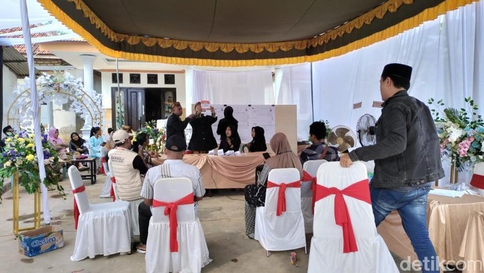 Penghitungan suara di TPS tempat Fauzi mencoblos
