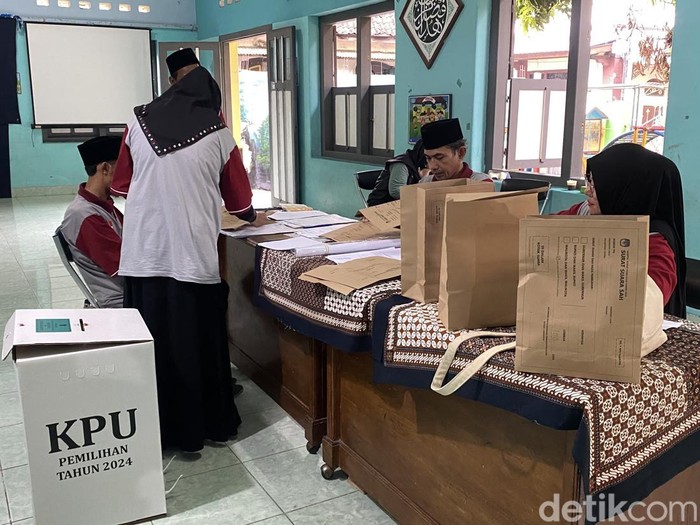 Penghitungan suara TPS 08 Kampung Kauman, Gondomanan, Kota Jogja, tempat Afnan Hadikusumo menggunakan hak pilihnya, Rabu (27/12/2024).