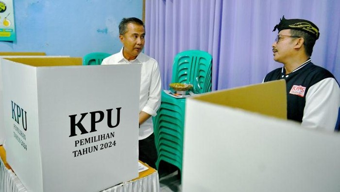 Penjabat (Pj) Gubernur Jawa Barat, Bey Triadi Machmudin, saat meninjau kesiapan TPS untuk Pilkada 2024. (ANTARA/HO Pemprov Jabar)