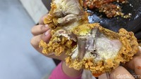 Untuk rasa gurihnya meresap hingga ke bagian dalam daging ayam. Bumbunya juga tak hanya terasa asin garam saja, tapi ada sensasi rempah mirip bumbu ungkep ayam yang populer. Foto: detikFood/Yenny Mustika Sari
