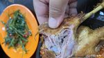 Ada Bebek Goreng dan Ayam Krispi di Restoran Penyetan Indonesia