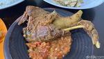 Ada Bebek Goreng dan Ayam Krispi di Restoran Penyetan Indonesia